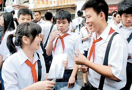 Các em học sinh trao đổi cách làm bài sau kỳ thi.                 Ảnh: NGUYỄN KHÁNH