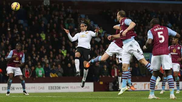 R. Falcao (áo trắng) ghi bàn gỡ 1-1 cho M.U.