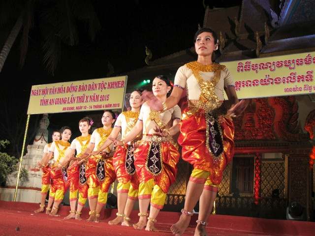 Tiết mục biểu diễn múa truyền thống Khmer trong lễ hội văn hóa tại An Giang.