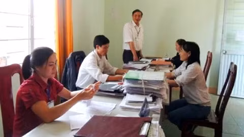 Giao ban triển khai công việc đầu tuần tại Văn phòng chung xã Ðác Hring (huyện Ðác Hà, Kon Tum).