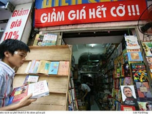 Các nhà sách tại phố Đinh Lễ (Hà Nội)
thi nhau giảm giá (Ảnh: Tuổi trẻ).