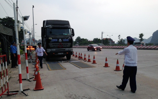 Thanh tra giao thông tỉnh Quảng Ninh kiểm soát tải trọng phương tiện tại trạm cân trên tuyến quốc lộ 18.