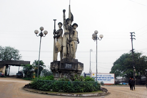 Tượng đài bến Âu Lâu.