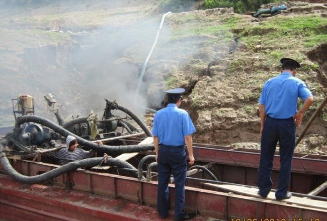 Tàu hút cát – một trong những thủ phạm gây xói lở bờ.