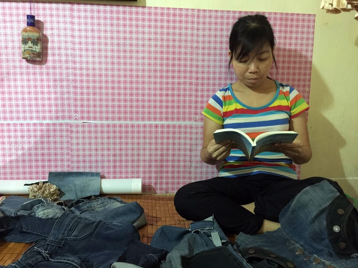 Phương Nhung thường đọc sách mỗi khi rảnh rỗi.