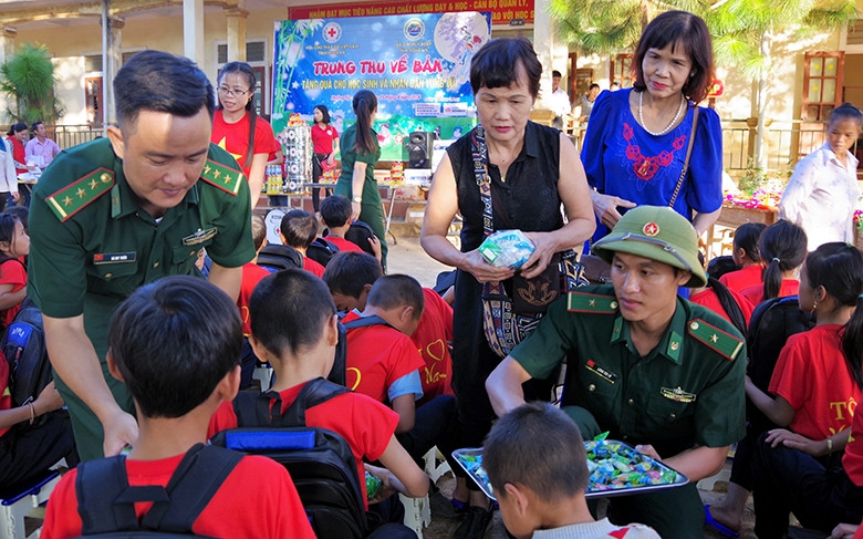 Tổ chức Tết Trung thu và phát quà cho học sinh vùng lũ ở xã biên giới Mường Típ, huyện Kỳ Sơn (Nghệ An).