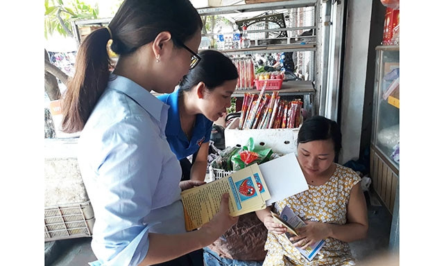 Tuyên truyền chính sách BHXH tự nguyện tới người dân Nghệ An. Ảnh: PHAN LIÊN