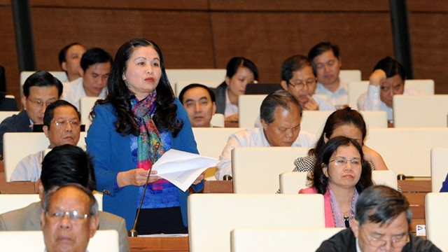 Nữ đại biểu Quốc hội phát biểu ý kiến tại kỳ họp thứ 10 Quốc hội khóa XIII (Ảnh: Trần Hải).