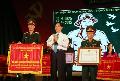 Thủ tướng Nguyễn Tấn Dũng trao danh hiệu Anh hùng LLVTND tặng các tập thể và cá nhân của tỉnh Kiên Giang có thành tích đặc biệt xuất sắc trong kháng chiến chống Mỹ, cứu nước. Ảnh: LÊ HUY HẢI (TTXVN)