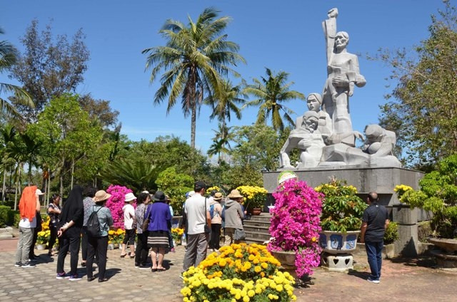 Du khách tham quan, thắp hương tại tượng đài Sơn Mỹ.