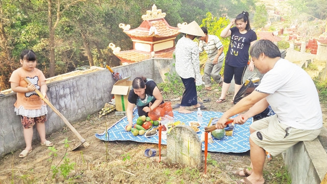 Người Cao Bằng sửa soạn mâm cỗ cho lễ thanh minh.