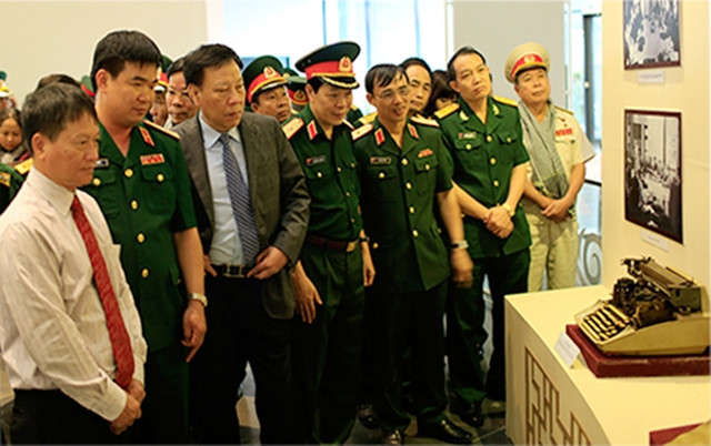 Các đại biểu tham quan triển lãm "Hậu cần cho đại thắng mùa Xuân năm 1975" tại Hà Nội.