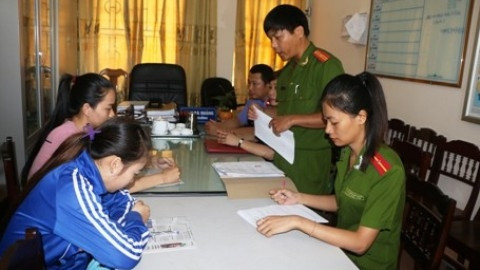 Đọc lệnh khởi tố hai bảo mẫu bạo hành trẻ tại Quảng Bình.