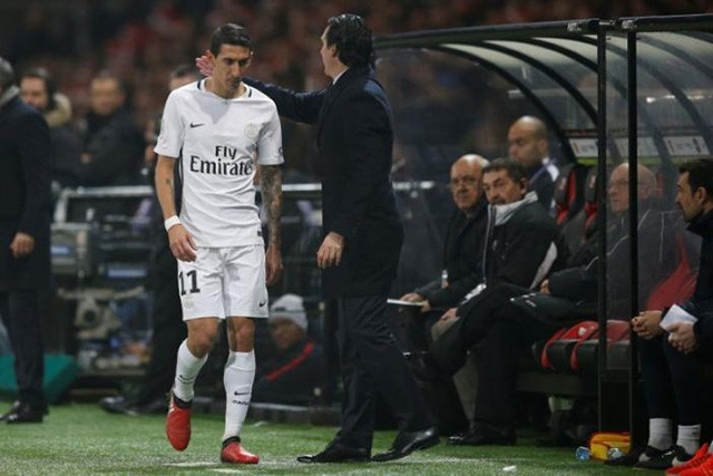 Angel di Maria (áo trắng) buồn bã vì bị thay ra trong trận PSG gặp EA Guingamp. (Ảnh: Reuters)