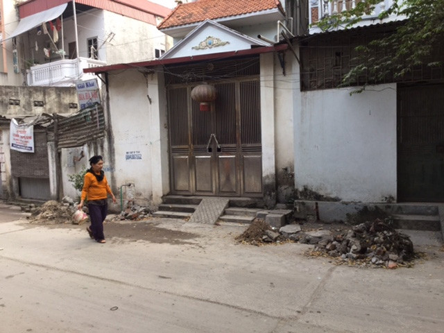 Cùng địa bàn thôn Trường An, nhưng nước sạch chỉ cung cấp đến một số hộ xóm Trường Xuân và Trường Minh, khiến nhiều người dân phải nộp tiền dịch vụ để đấu nối đường ống dẫn nước. Trong ảnh: Dấu vết đà