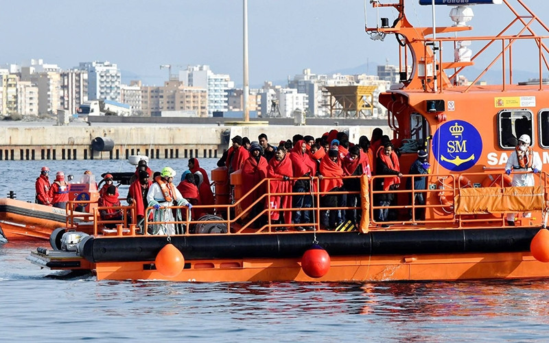 Người di cư trên tàu cứu hộ tại Almeria (Tây Ban Nha). Ảnh ELPAIS.COM