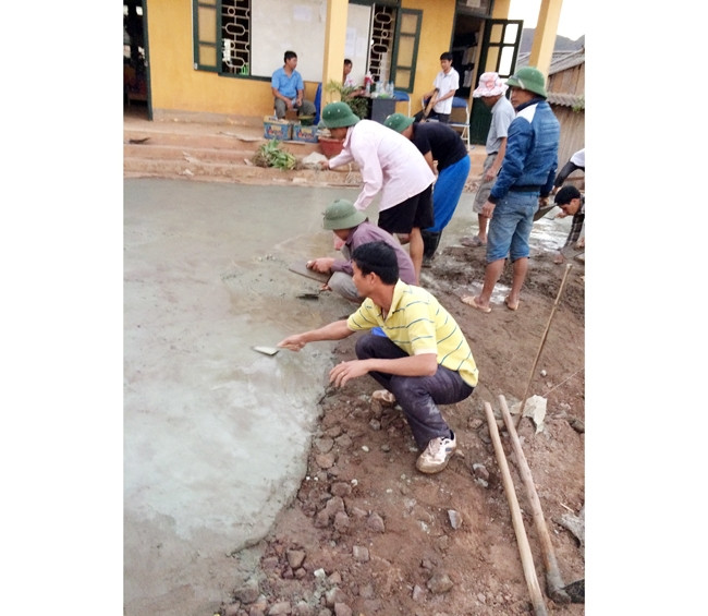 Phụ huynh, giáo viên Trường Phổ thông dân tộc bán trú Vàng Đán lát sân nền lớp học.