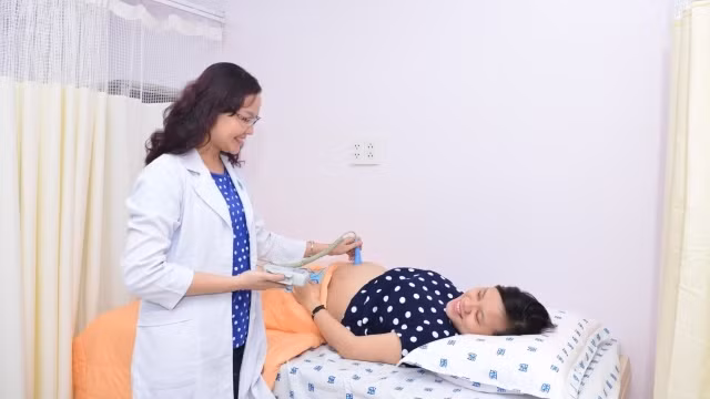 Bác sĩ nghe tim thai cho thai phụ.