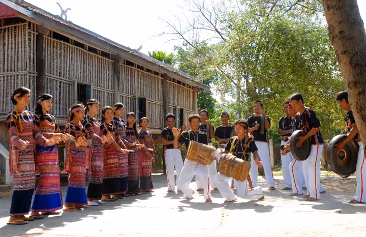 Biểu diễn trống đôi ở làng Xí Thoại, xã Xuân Lãnh, huyện Đồng Xuân, tỉnh Phú Yên.