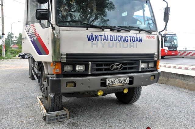 Ô-tô tải BKS 34K-8936 vi phạm chở quá tải bị bắt giữ tại Trạm kiểm tra tải trọng xe.