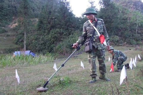 Các chiến sĩ thuộc Ðại đội công binh, Bộ Chỉ huy Quân sự tỉnh Hà Giang dò mìn.