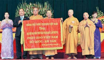 Phó Thủ tướng Nguyễn Xuân Phúc trao Bức trướng tặng Đại hội đại biểu Phật giáo toàn quốc lần thứ VII.