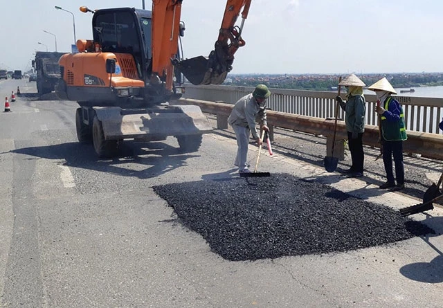 Áp dụng công nghệ Mỹ sửa chữa mặt cầu Thăng Long