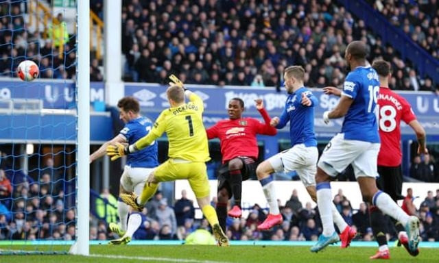 Pha cứu thua cho Everton của thủ môn Pickford (áo vàng).