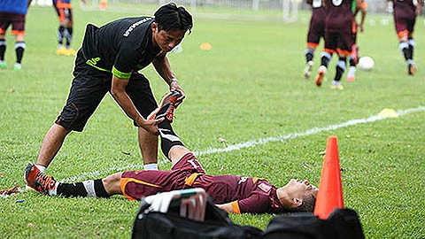 Thành Lương tỏ ra đau đớn dưới sự chăm sóc của các HLV trong buổi tập đầu tiên. (ảnh: Linh Phan/NDĐT)