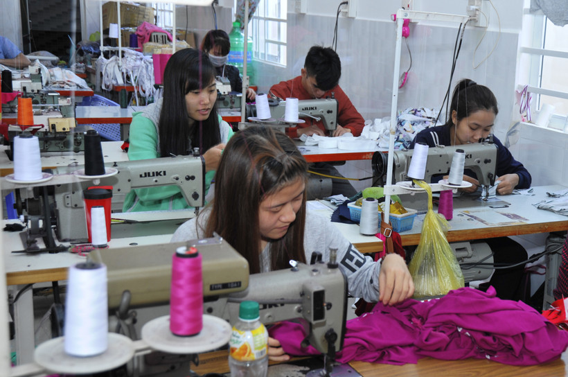 Ngành dệt - may vẫn chỉ tập trung chủ yếu vào khâu gia công sản phẩm. Ảnh: THU HẰNG