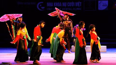 Tiết mục biểu diễn của trẻ em cơ sở tình thương Cô nhi viện Ưu Đàm.