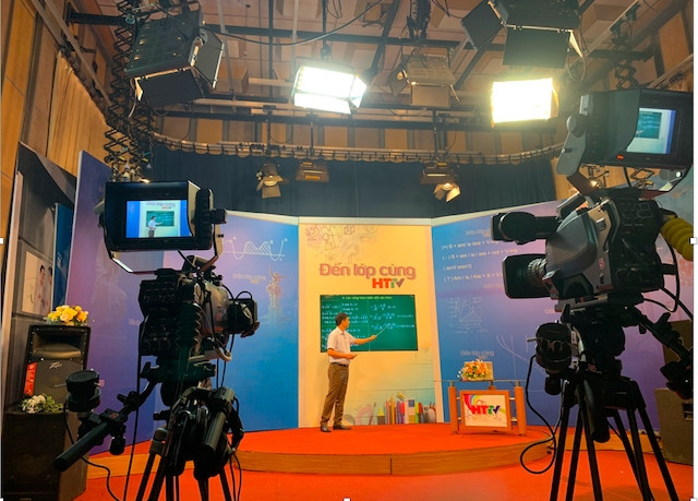 Thầy giáo Nguyễn Công Hùng trong buổi phát sóng trực tiếp đầu tiên