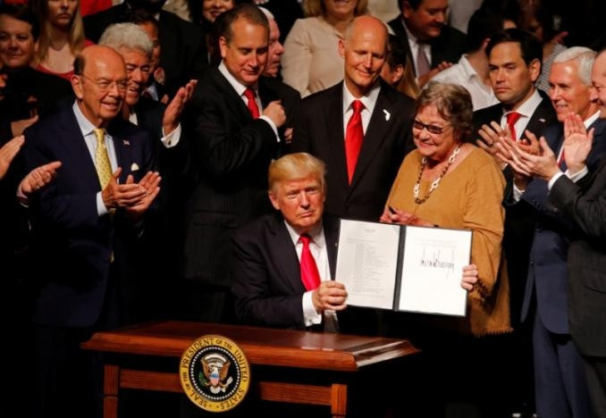 Tổng thống Mỹ hủy bỏ một phần chính sách của ông Obama đối với Cuba