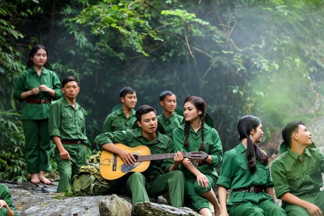 Ca sĩ Phương Thảo trong MV Ru em nắm đất Truông Bồn.