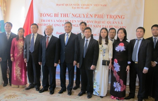 Tổng Bí Thư Nguyễn Phú Trọng với đại diện cộng đồng người Việt Nam tại Hungary.