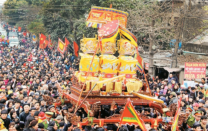 Nghi lễ rước long ngai và bài vị tam vị Đức Thánh Tản tại lễ hội đền Và. 