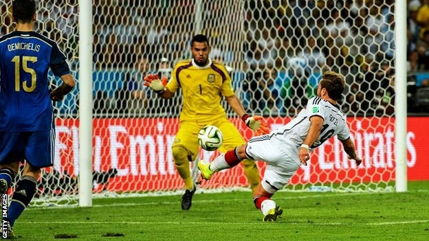 Thủ môn Romero (áo vàng) trong trận chung kết World Cup 2014 giữa Argentina và Đức.