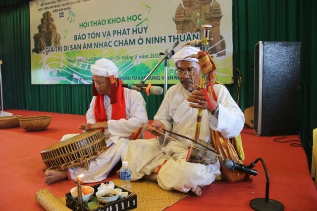 Các nghệ nhân dân tộc Chăm biểu diễn nhạc cụ Chăm tại Hội thảo.