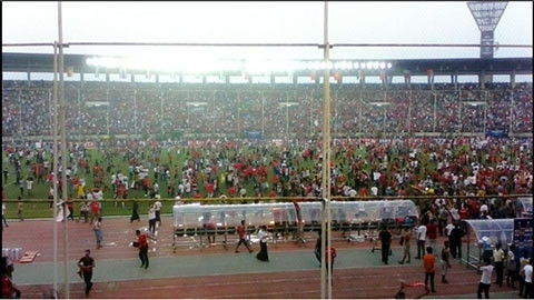 Cảnh tượng hỗn loạn trên sân Yangon sau khi ĐT U19 Myanmar giành chiến thắng trước ĐT U19 UAE hôm 17-10 vừa qua. (ảnh: Dan Orlowitz)