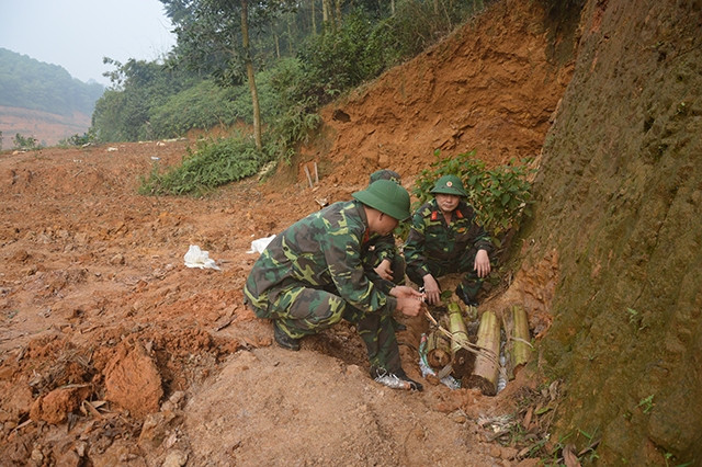 Các chiến sỹ công binh đang khống chế quả bom.