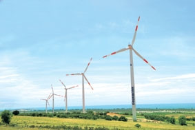 Năm trụ Tua-bin gió đầu tiên ở <br>Bình Thuận đã phát điện <br>lên lưới điện Quốc gia