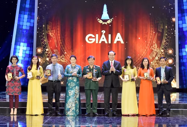 Chủ tịch nước Trần Đại Quang và Chủ tịch QH Nguyễn Thị Kim Ngân trao giải A tặng các tác giả đoạt giải. Ảnh: ĐĂNG KHOA