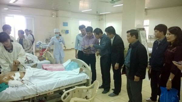 Đại diện Lãnh đạo PJICO đến bệnh viện thăm hỏi bệnh nhân.