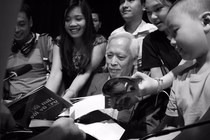 GS Trịnh Xuân Thuận ký lưu niệm sách cho người hâm mộ trong cuộc gặp gỡ, giao lưu ra mắt sách tại Hà Nội. Ảnh: ĐINH HỒNG SƠN, NGUYỄN ĐÌNH TOÁN