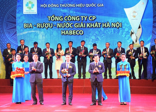 Ông Ngô Quế Lâm – Tổng giám đốc HABECO nhận biểu trưng và hoa kỷ niệm do Phó Thủ tướng Chính phủ Trịnh Đình Dũng và Bộ trưởng Công thương Trần Tuấn Anh trao tặng tại Lễ công bố Thương hiệu Quốc gia 20
