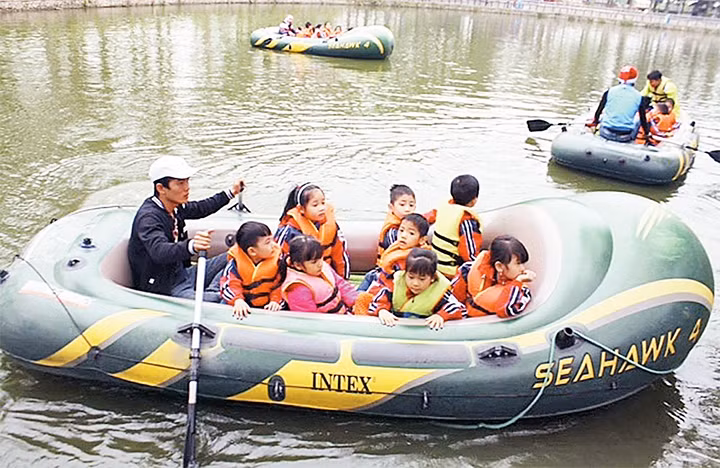 Học sinh tham quan ngoại khóa tại một khu du lịch sinh thái. Ảnh: THU HÀ