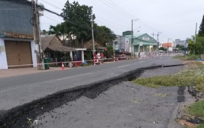 Đoạn quốc lộ 91 bị lún, nứt trong nhiều ngày, phải cấm đường.
