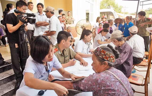 Khám bệnh cho đồng bào dân tộc thiểu số xã Minh Thanh, huyện Sơn Dương (Tuyên Quang).