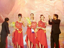 Nguyễn Thúy Hương trở thành “Siêu mẫu Việt Nam 2005"