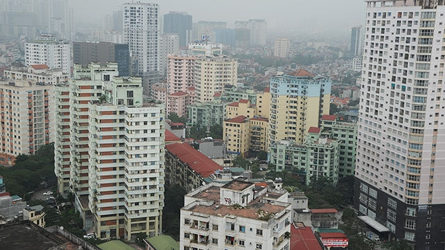 Mật độ nhà chung cư dày đặc và tốc độ gia tăng dân số cơ học khiến hạ tầng chịu áp lực lớn.